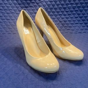 9 & CO. Patent Round Toe 4” Heels. Size 9.5. Neutral Beige. Man Made Materials.